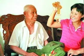 他是特等功臣，怕麻烦政府一直住破房，市里只好趁他外出翻修房子图片