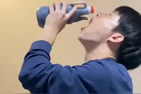 （视频）@太原人！山西男生举瓶豪饮式喝醋下饭，没有醋吃饭都很难受！网友：不愧是山西娃图片