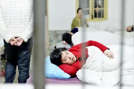 广东湛江女子有儿有女，却在深圳流浪，儿子：她又被继父赶出来了图片