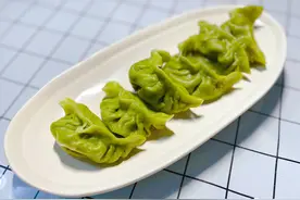 包饺子和面时别用水，加点菠菜汁，颜色翠绿劲道香滑，好看又好吃图片