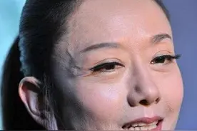 杨丽萍十年不曾摘帽子，以为是装饰，当摘下帽子后你有被吓到吗？图片