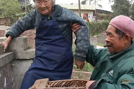 六旬“光棍”老汉，吃糠咽菜背母6年，喜获黄昏爱情让人暖心图片