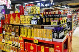 白酒无论什么牌子，酒瓶上只要有“2个记号”，都是勾兑的酒精酒图片