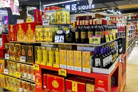 白酒无论什么牌子，酒瓶上只要有“2个记号”，都是勾兑的酒精酒图片