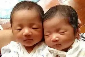双胞胎姐妹，一个乡下奶奶带，一个妈妈带，3年后差异巨大图片