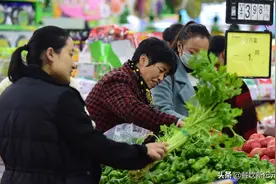 春节来临，菜价“发威”全体普涨，朝天椒破38，大妈大爷排队买图片
