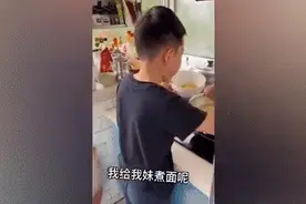 小学生哥哥替生病妈妈为妹妹做饭，这句提醒太暖了！图片