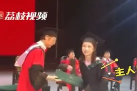 女生毕业典礼合完影忘拿毕业证图片