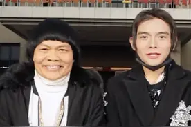 颜值差太多！丑星八两金26岁儿子曝光，混血长相高级上镜超绝图片