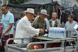 七旬大爷人称“大孝子”，赶集为老父亲买东西只花1元钱，咋回事图片