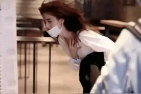 鞠婧祎有多热，对着机场空调吹风，无奈被助理强行拉走图片