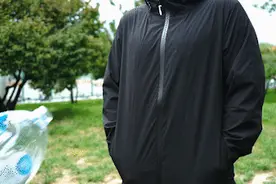 中科院联合素湃造了件“透气雨衣”！防水、防污，脏东西一冲就净图片
