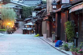 去日本旅游，导游叮嘱：有人敲门不要开，这是为什么呢？视频封面
