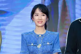 《蜗居》女主角挺时髦的，穿牛仔短裙秀曲线，“0号身材”真惹眼图片