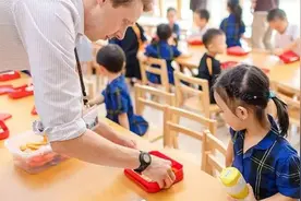 宝妈突袭贵族幼儿园，拍下孩子的午餐发到家长群，家长：就这？图片