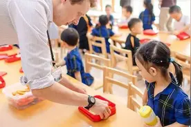 宝妈突袭贵族幼儿园，拍下孩子的午餐发到家长群，家长：就这？图片