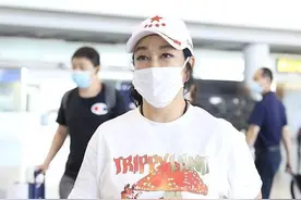 66岁刘晓庆现身素颜憔悴，面容僵硬小肚腩凸出，手戴富贵大玉镯图片