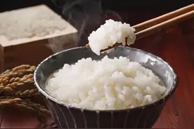 蒸米饭时，不能只加水！厨师长教你5个窍门，粒粒分明，饱满香软图片