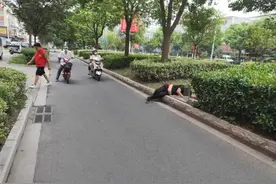 哭笑不得！大白天，姜堰男子突然瘫倒在地图片