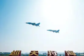 海天之间，战鹰出击图片