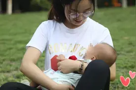 宝宝刚吃上母乳没多久就睡着了，没一会又醒来继续吃，是咋回事？图片