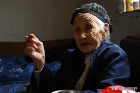 111岁长寿奶奶，喜欢吃花生米，1个月3斤不够，100岁时还能缝扇子图片
