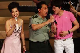 同父却不同命，哥哥高颜值优秀出众，弟弟却坏事做绝锒铛入狱图片