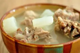 炖排骨汤，直接焯水可不行，学会正确做法，肉无腥味，汤汁鲜美图片