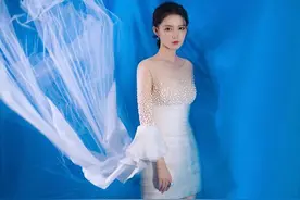 李沁不愧是“腰精”，穿高腰裙瞬间变三七分，身材比例让人羡慕了图片