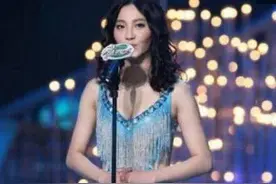 她穿着太暴露而被赶下舞台，现场大喊给她打马赛克图片