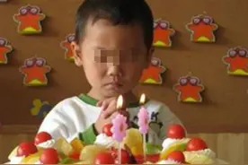 宝宝一过生日奶奶就剃光头，宝宝问原因，奶奶解开衣扣，家人泪崩图片