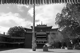 这座寺庙的建筑风格，在西藏独一无二图片