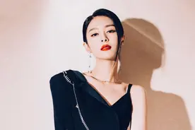 火箭少女傅菁美极了，马甲线若隐若现，原来她还是位瑜伽达人图片