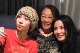 51岁王菲产子疑遭实锤！前经纪人买大量日用品，本人还现身母婴店图片
