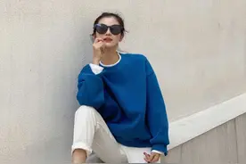 卫衣可别只会穿黑白灰了！试试这六种颜色，一套比一套还洋气图片