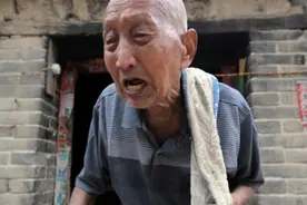九旬老人每天外出捡废品，不愿暴露自己的身份感觉抬不起头图片