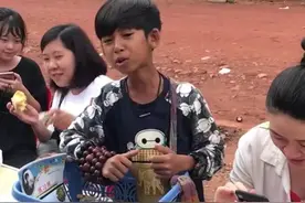 圈粉无数！柬埔寨小男孩在吴哥窟唱中文歌曲，走红网络……图片
