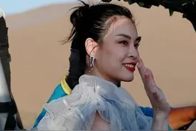 吴敏霞首挺5月孕肚捞金，光脚在沙漠中走秀似超模，罕化浓妆超美图片