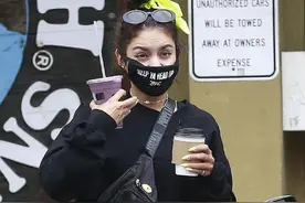 凡妮莎一身荧光绿抢镜，边走边扎发辫露性感小腹吸睛图片