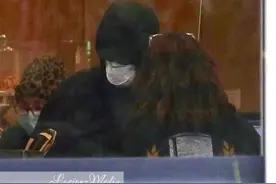 小李子和女友出门逛街，为躲避疫情，全副武装防护措施足图片