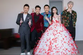跨年合照：一博乖巧，蔡徐坤傲娇，肖战杨紫亲密，陈伟霆艳福不浅图片