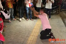 中国男子在柬埔寨肇事逃逸，险遭围殴下跪求饶图片