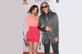 51岁李丽珍全家近照，女儿遗传了妈妈的美，老公看起来像爷爷图片