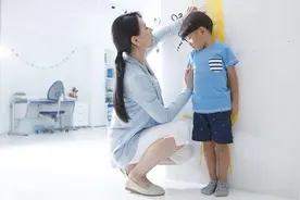 8岁女儿1年猛长10厘米，妈妈骄傲，医生却说：可惜了图片