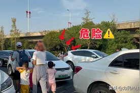 长沙火车南站网约车上客区交费才能进，乘客马路中央上车太危险图片