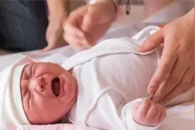 新生儿“自带”三天口粮？宝宝出生先喝奶还先喝水，父母早知道图片