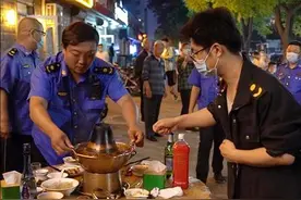 石家庄：城管执法还路于民 疏堵结合整治占道经营行为图片