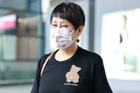 张凯丽真不给年轻人留退路，穿卡通T恤配条居家裤，新潮不输00后图片