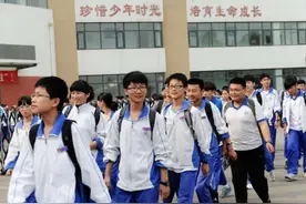 高中毕业才发现，“寄宿”和“走读”的区别，差距不是一星半点图片