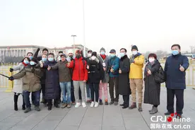 外籍大V观看升旗仪式：被中国人的爱国热情震撼图片